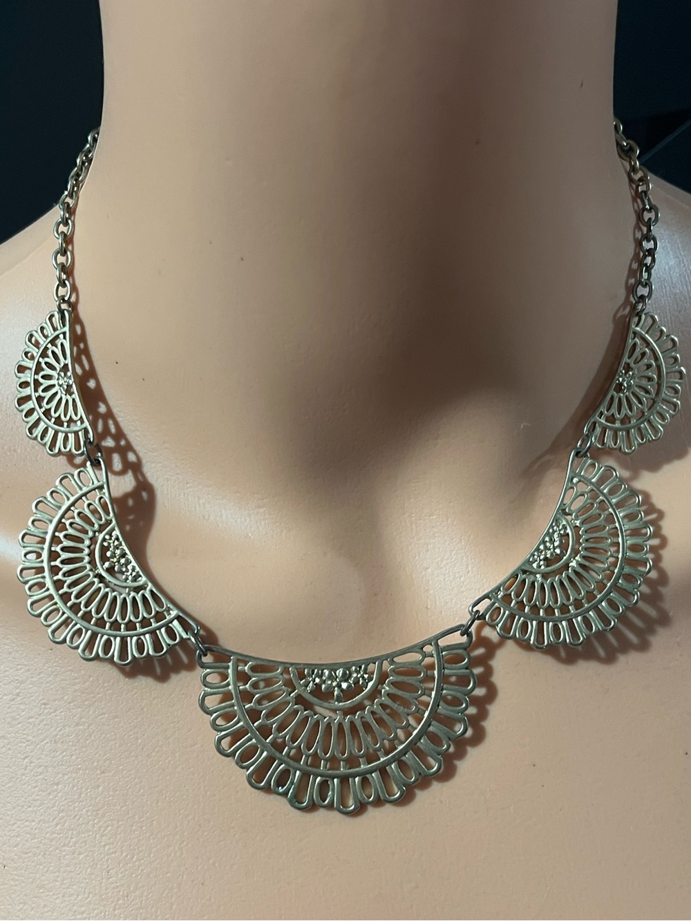 Gold tone split fan necklace (C-19)